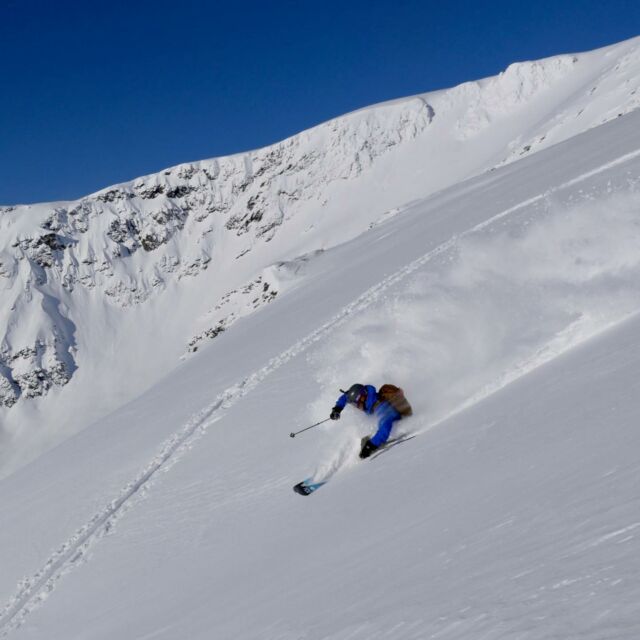 Besser geht es nicht - heute Tour auf den Giilavarri. 70cm Pulverschnee, Sonnenschein und kalte Temperaturen #snowlove #lynenalps