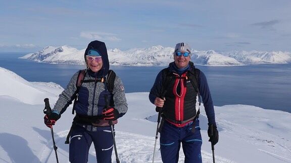 Shredden im nördlichsten Teil von Lyngen Alps. Easy Pow Runs - diesmal mit Ausblick auf das offene Meer #snowloveguiding #lyngenalps